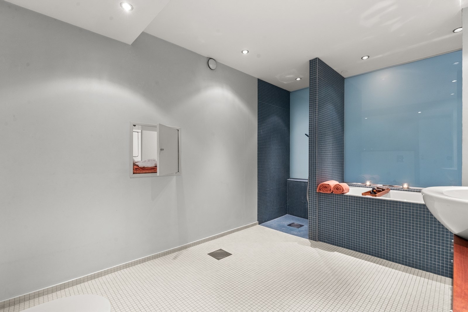 Man har i tillegg en praktisk luke fra badet som går direkte til skittentøyskurven på vaskerommet. Galleribilde