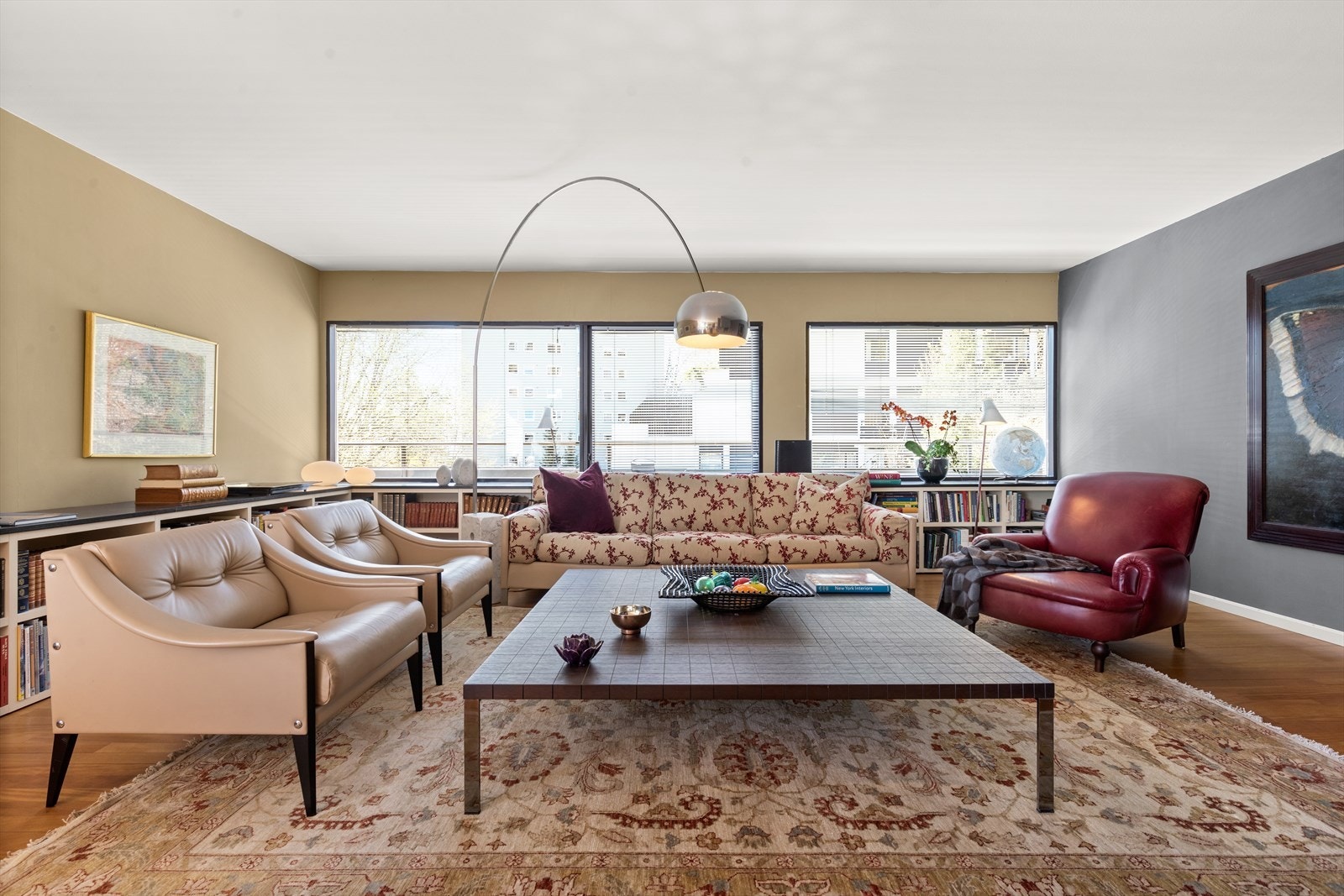 De store vindusflatene gir rikelig med lysinnslipp i rommene. Galleribilde