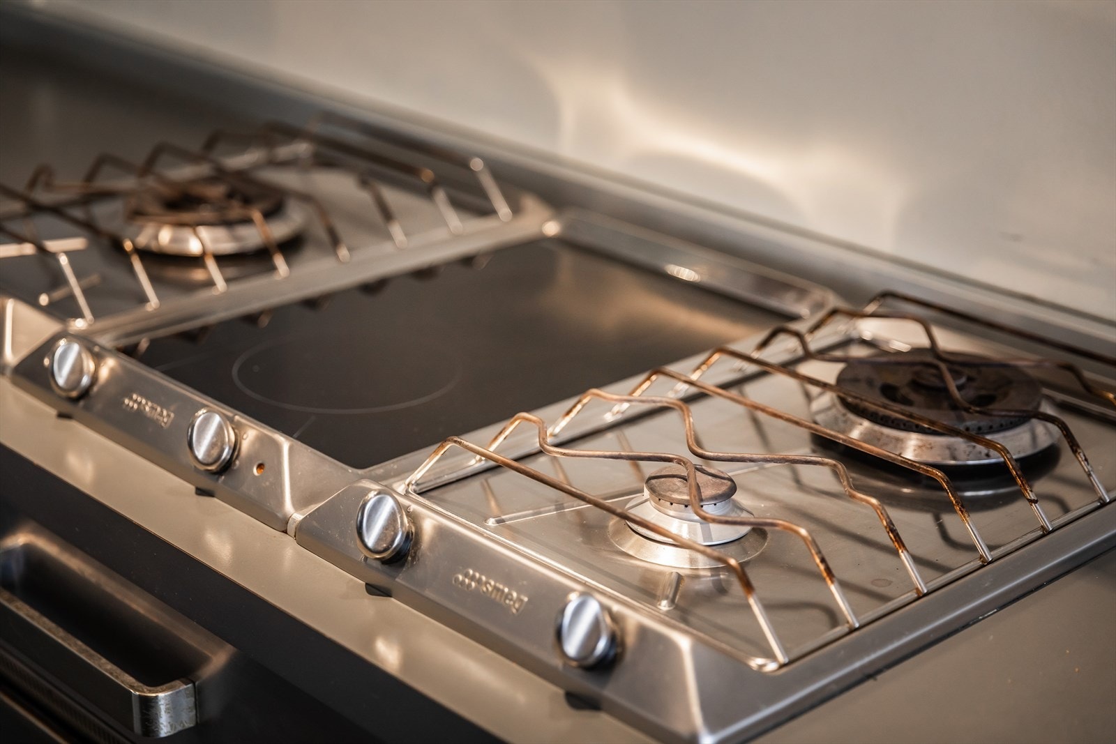 Hvitevarer på kjøkkenet medfølger i handelen, dette inkluderer komfyr, steketopp og oppvaskmaskin fra Smeg. Kjøleskap følger også med. Galleribilde