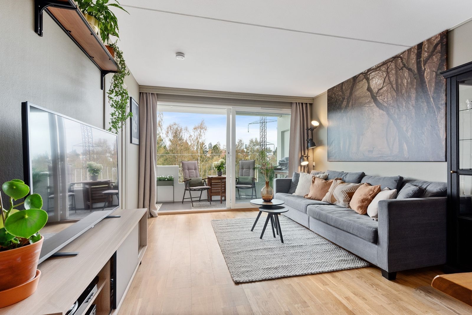 Stuen har en stor skyvedør med vinduer ut til balkongen. Galleribilde