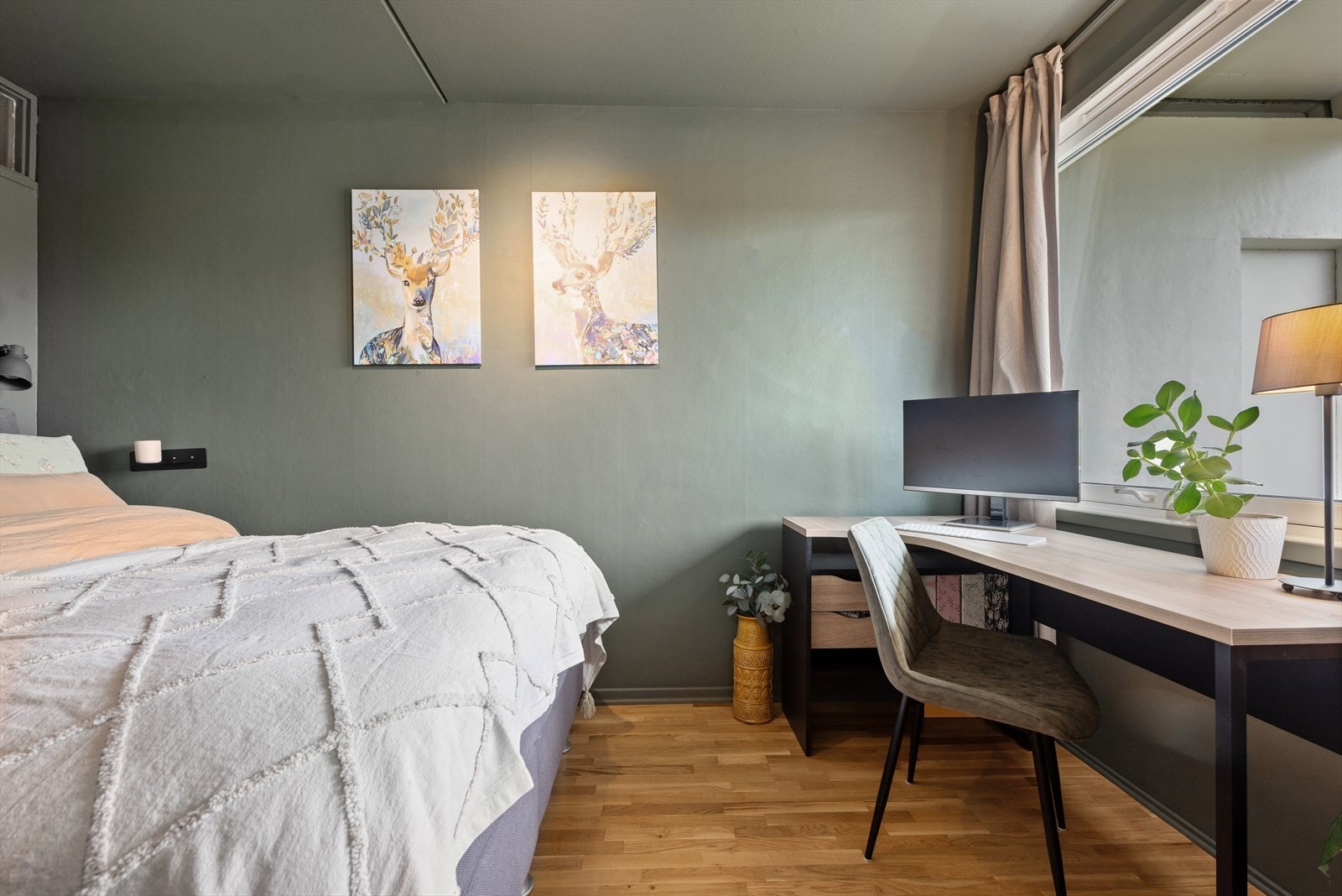 Soverommet har et stort vindu ut som gjør det flott for en hjemmekontor løsning. Galleribilde