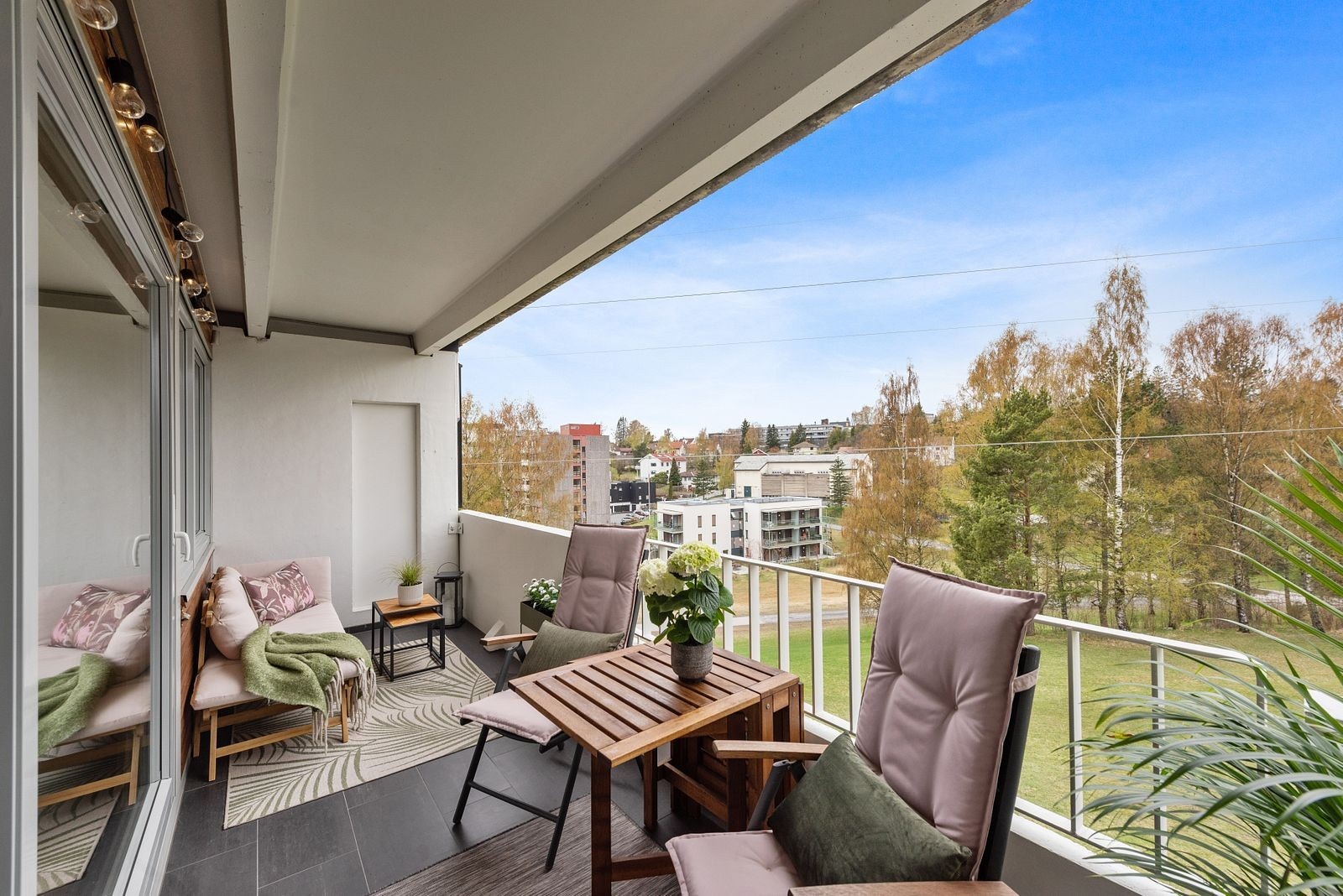 På balkongen er det sol fra ettermiddag til sen kveld. Galleribilde