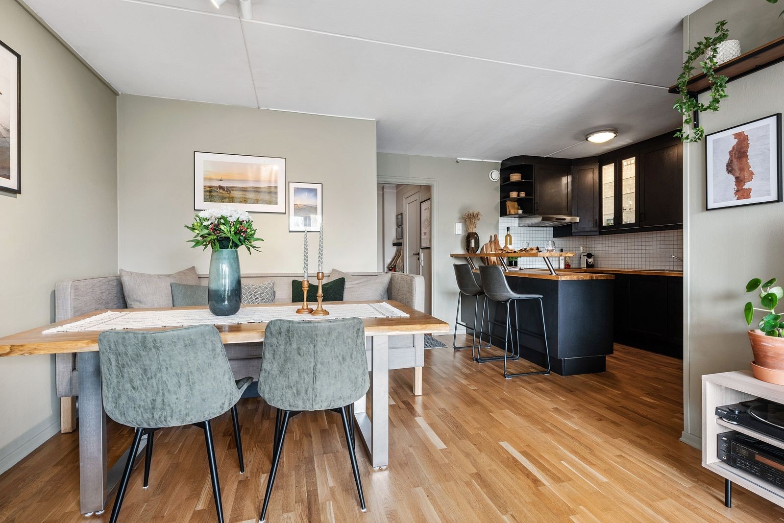 Åpen stue/spisestue og delvis kjøkkenløsning. Dette skaper en god romfølelse. Galleribilde