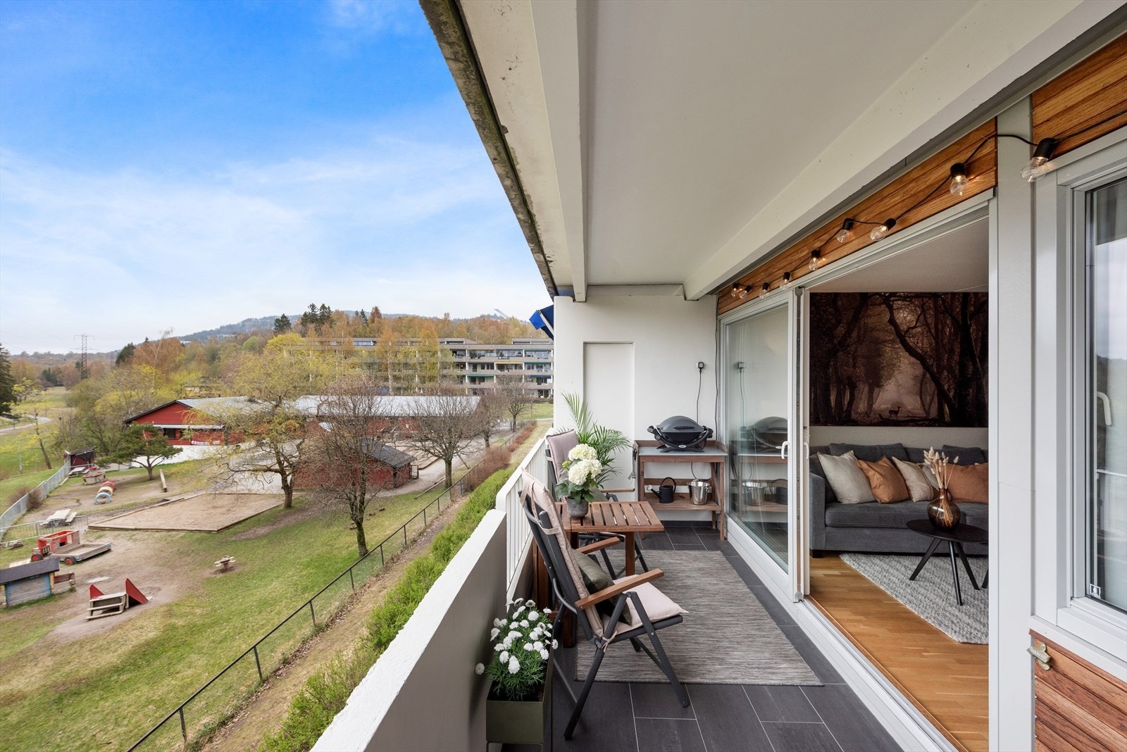 Balkongen blir en del av stuen på sommeren. Galleribilde