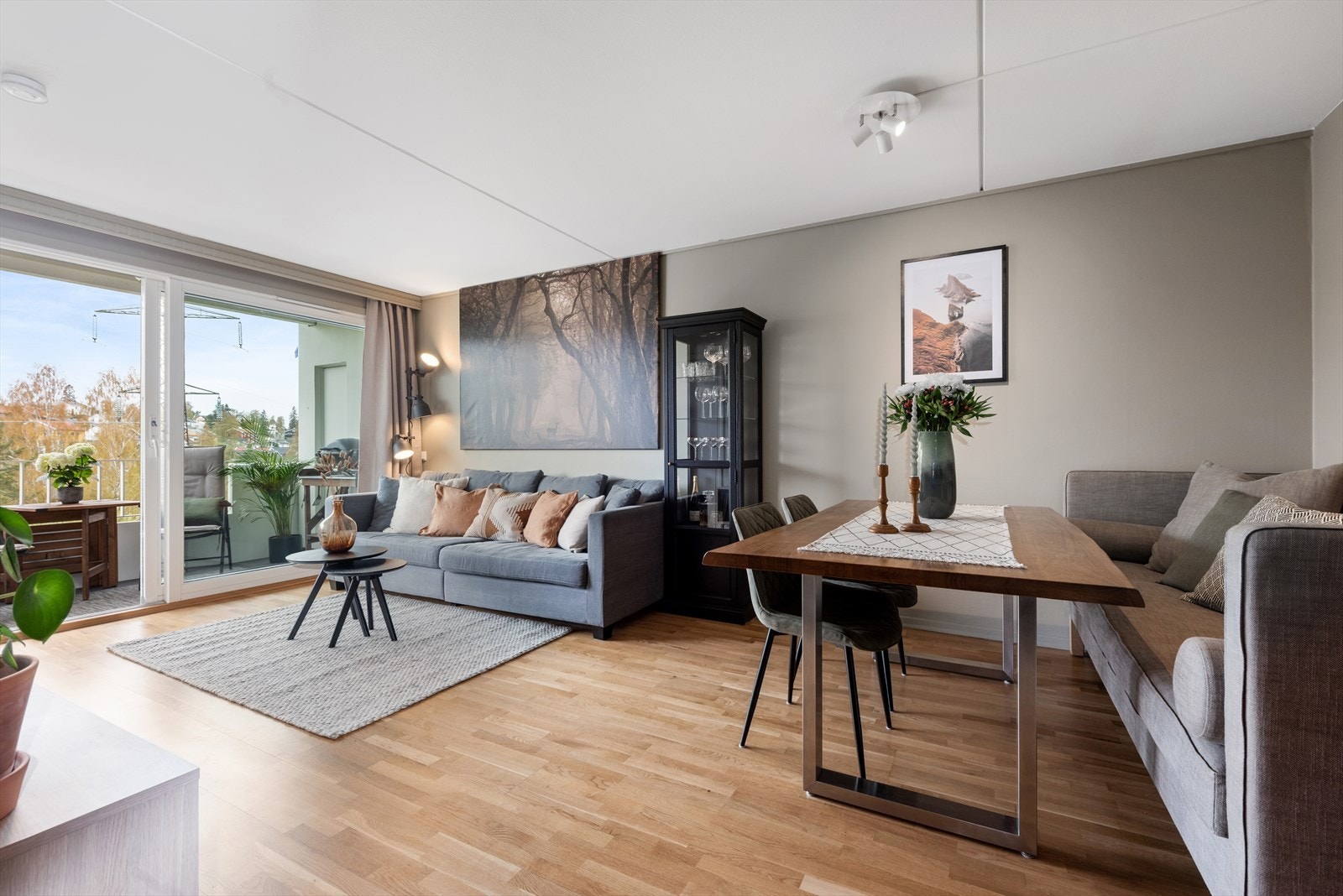 Det er god plass til sofaseksjon, tv-møblement og spisegruppe Galleribilde