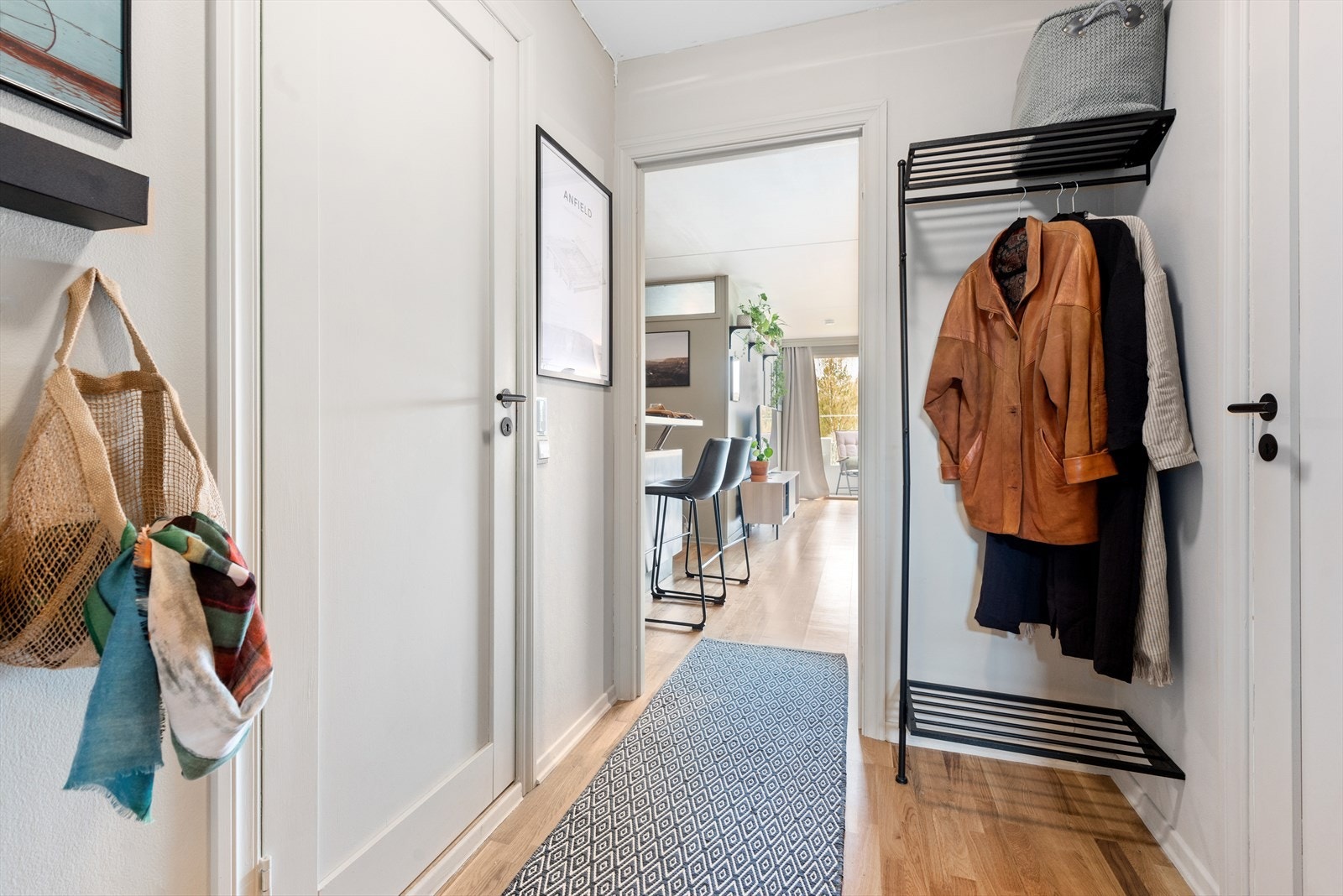 Fra gangen er det inngang til en stor bod med innredning. Dette brukes i dag som omkledningsrom Galleribilde