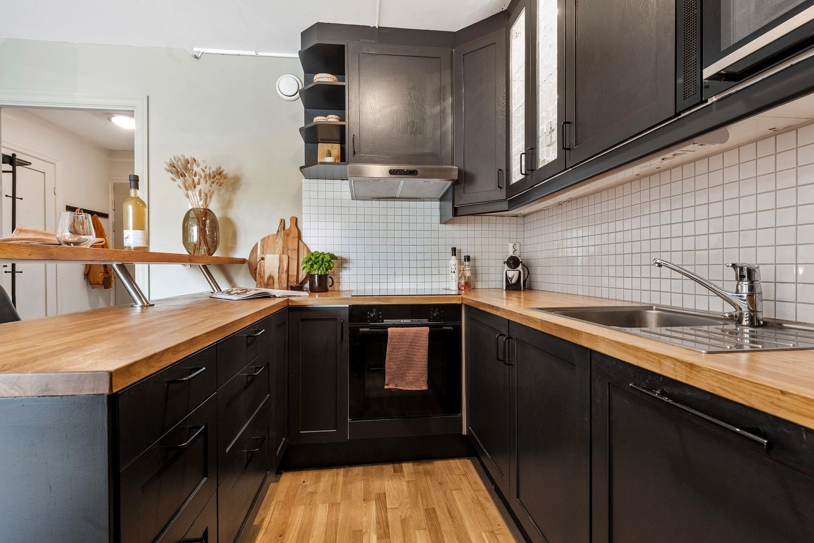 Integrert oppvaskmaskin, ovn, kjøl og fryseskap Galleribilde