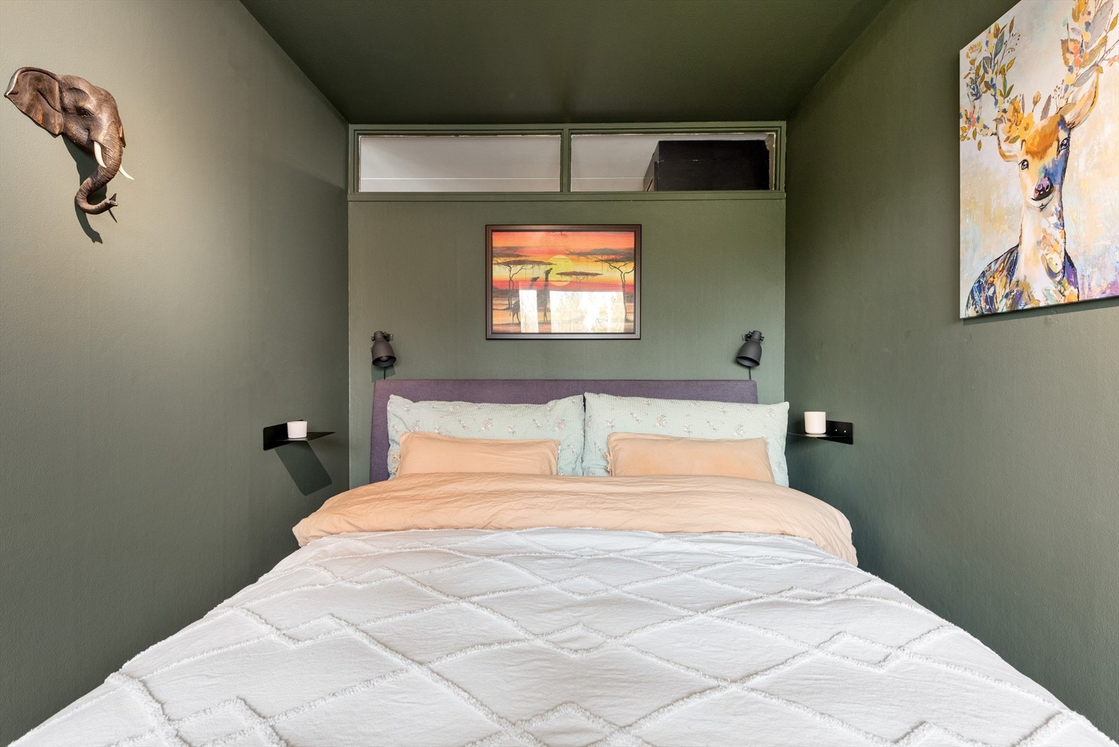 Hyggelig soverom med plass dobbeltseng. Galleribilde