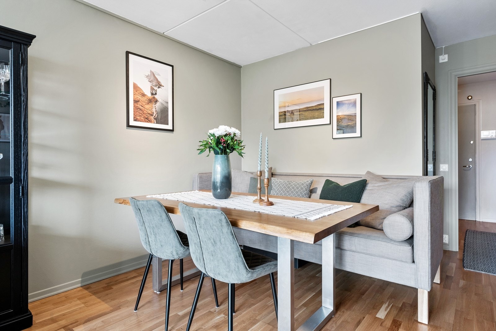 Det er god plass til et stort spisebord hvor hvor du kan invitere mange rundt bordet. Galleribilde