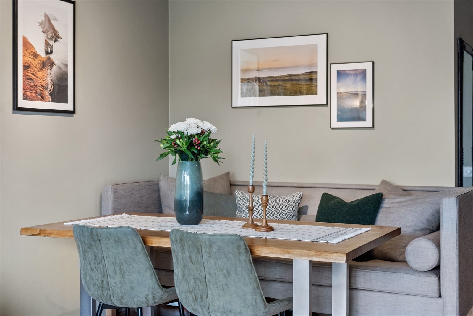 Spisestuen er plassert ved kjøkkenet. Galleribilde