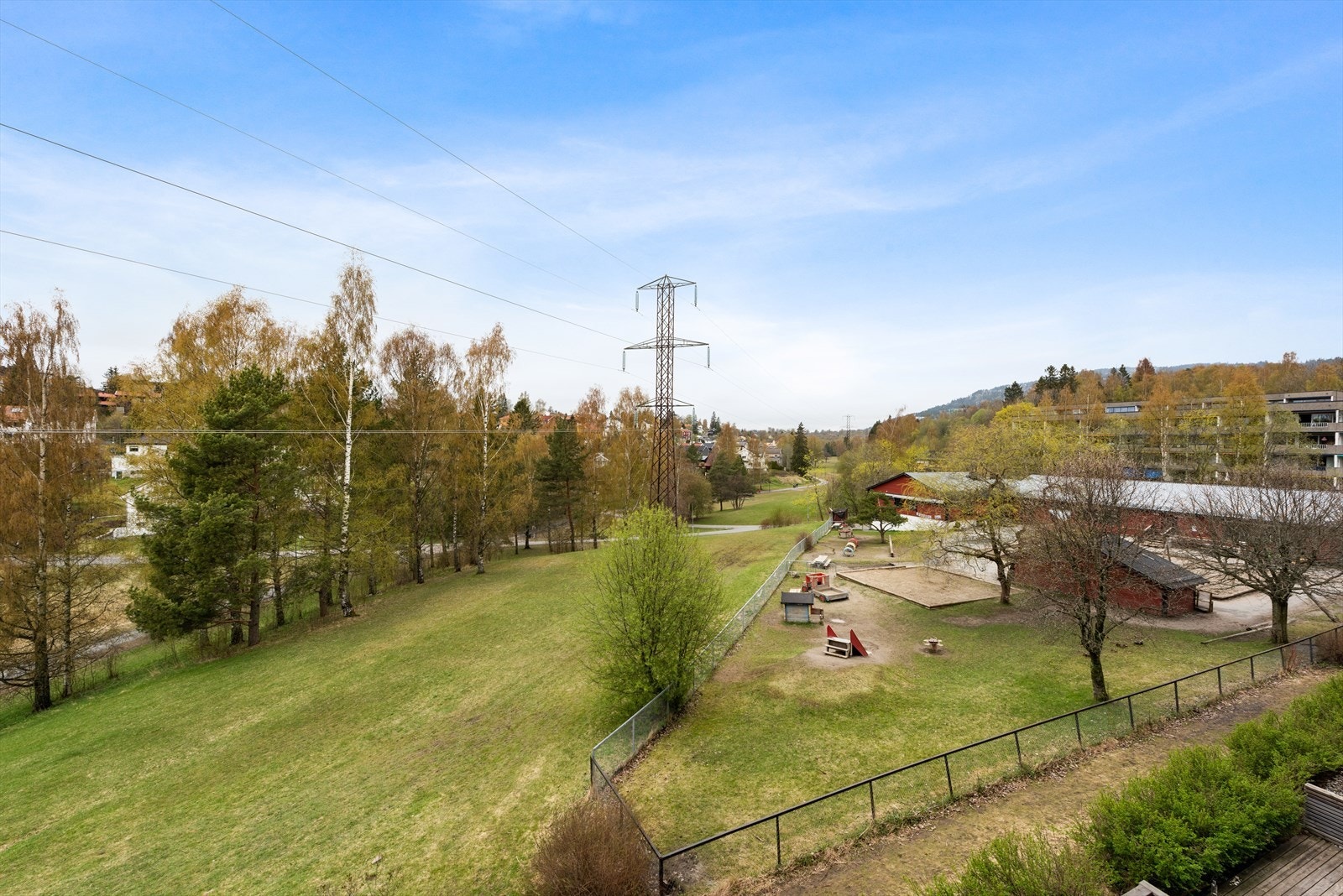 Stille og rolig området med fine gangveier og lekeplasser uten trafikk. Galleribilde