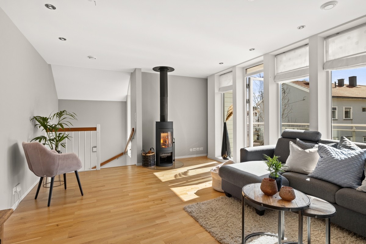 Lys og delikat stue i 2.etasje med peisovn. Galleribilde