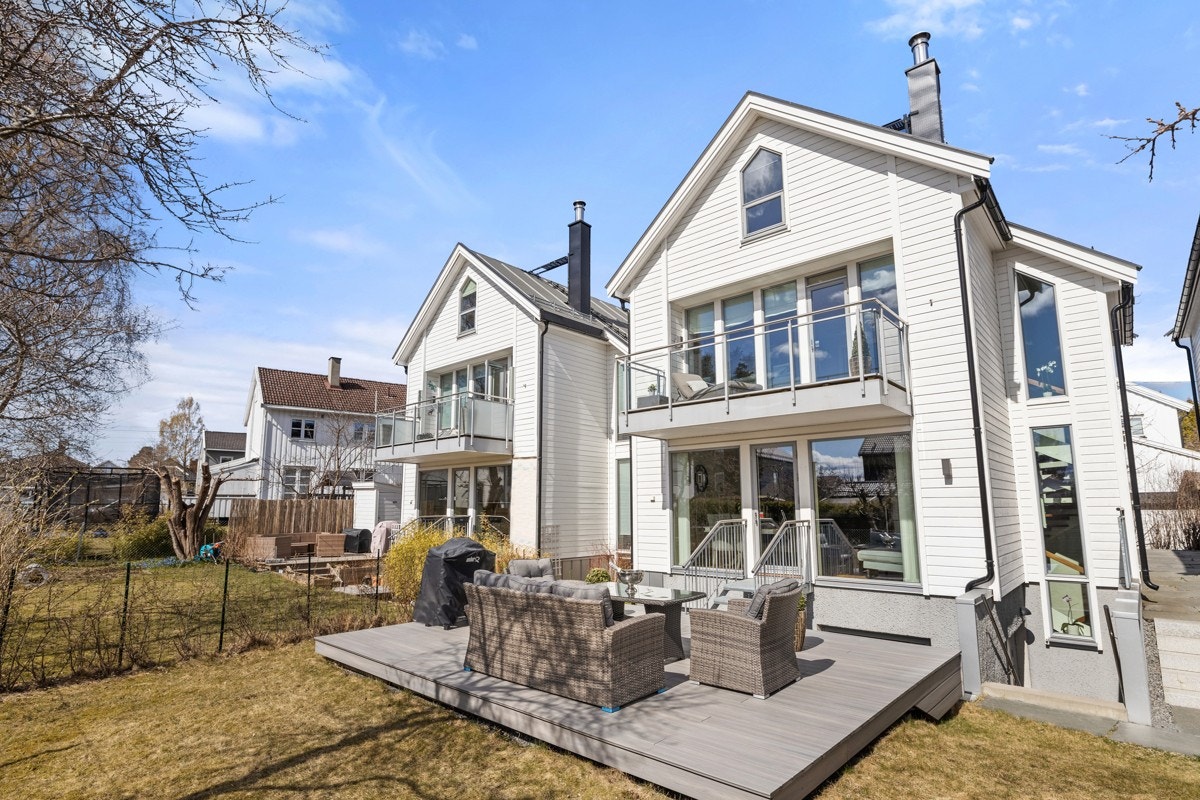 Boligen har en tilbaketrukket, rolig og svært barnevennlig beliggenhet i populære Bernt Knudsens vei samtidig som det er kort vei til det meste en trenger i hverdagen. Galleribilde