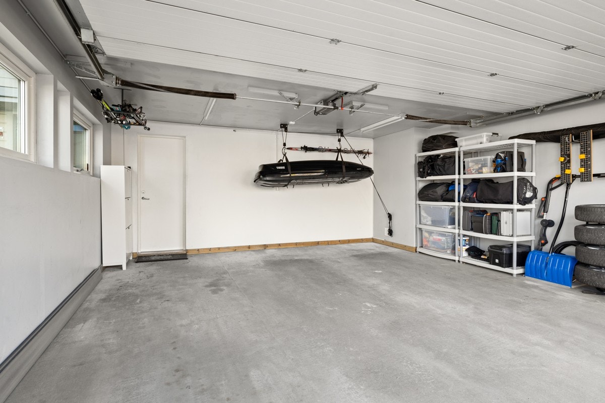 Fra garasjen er det adkomst direkte inn i boligens entré. Galleribilde