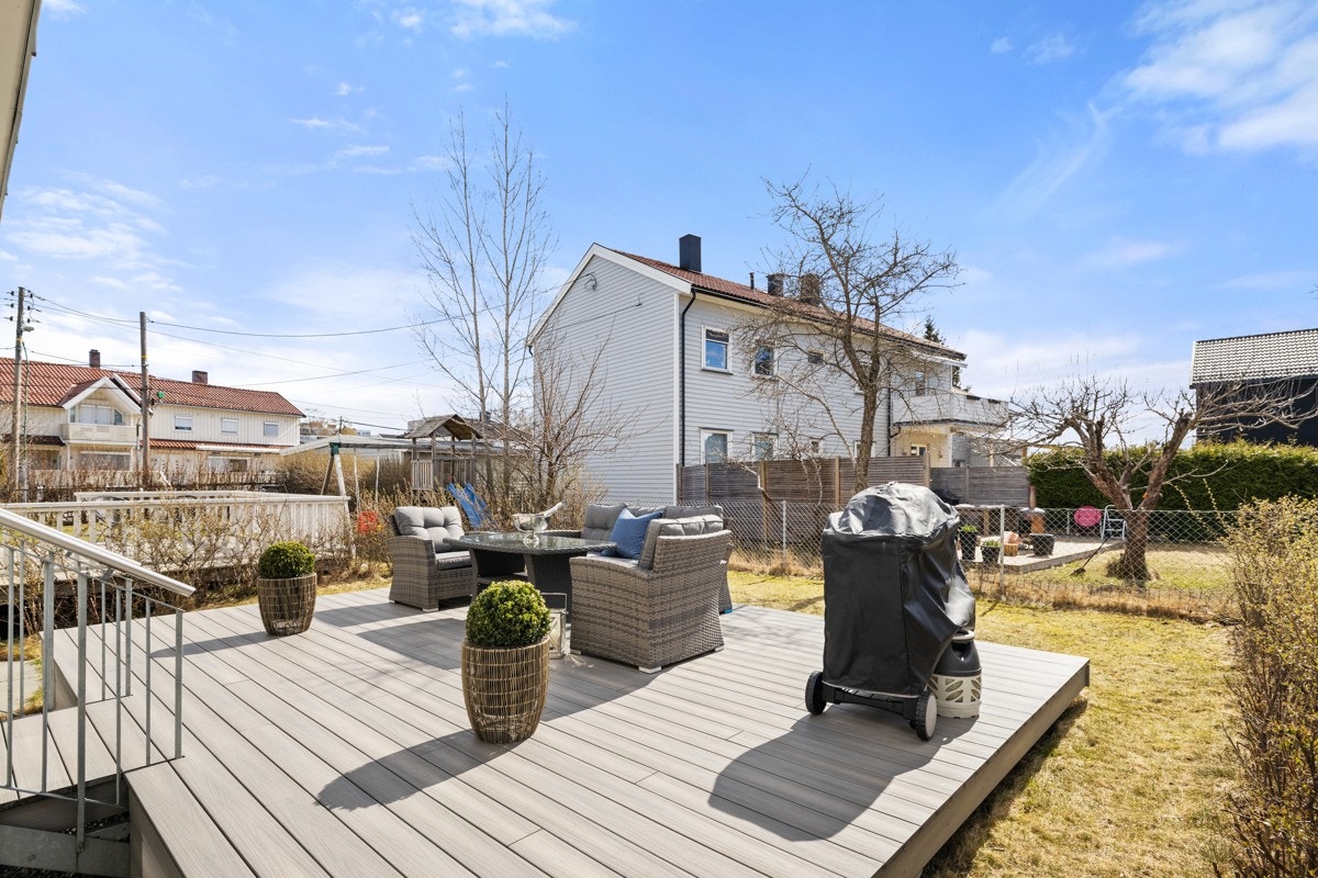 Sydvendt terrasseplatting på ca. 26,5 m² og hage. Galleribilde