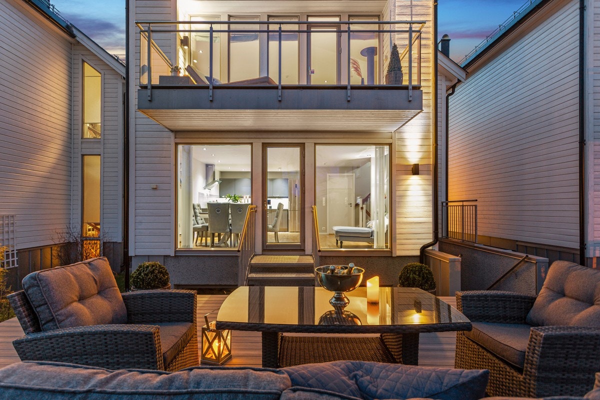 Kveldsstemning terrasse. Galleribilde
