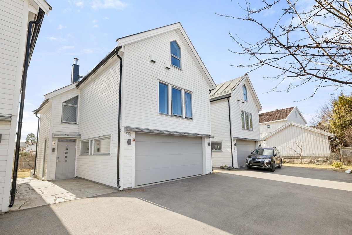 Dobbel garasje på 32 m² integrert i byggets 1.etg. Galleribilde