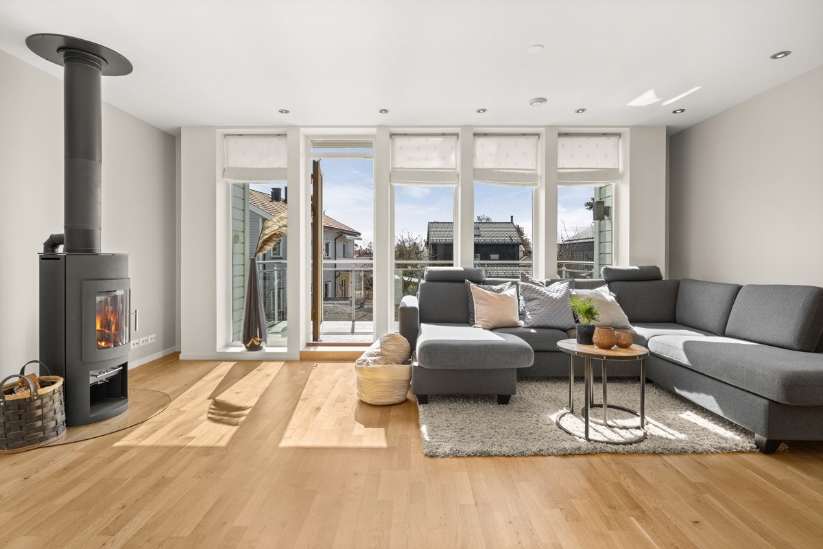 Store vinduer vendt mot syd som gir innslipp av mye dagslys. Galleribilde