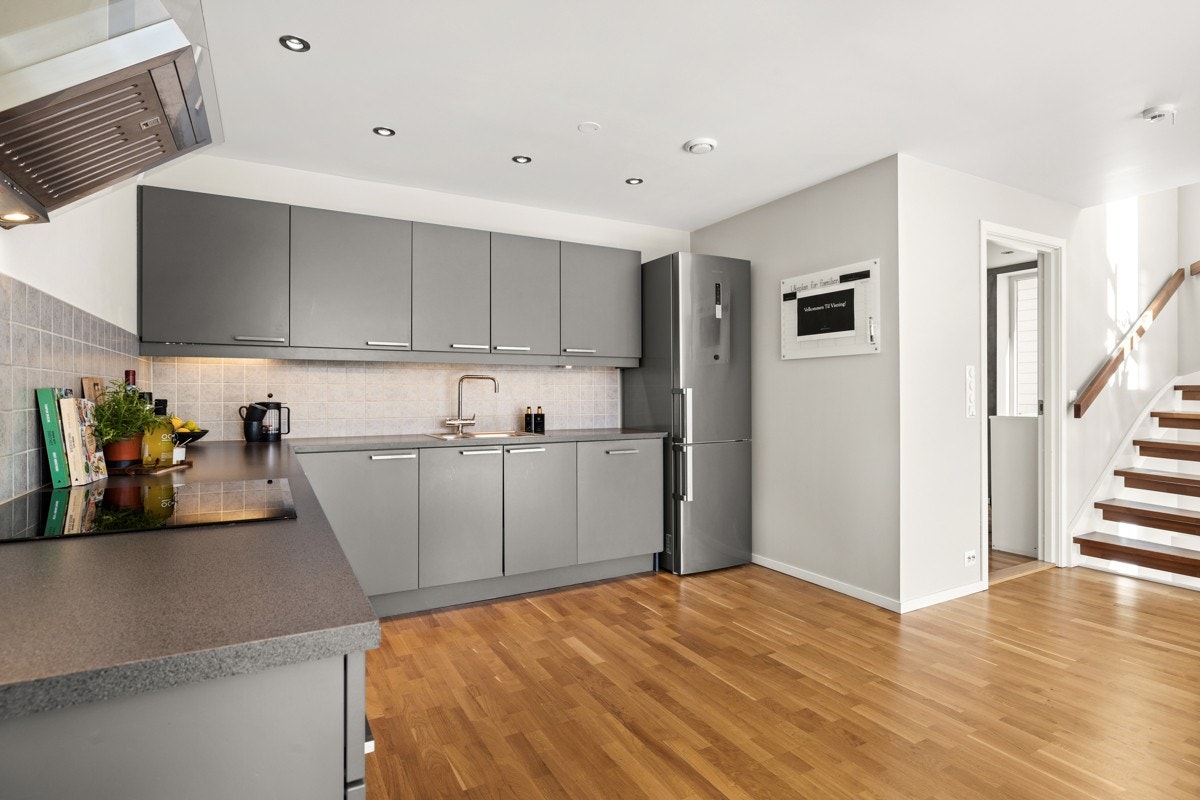 Kjøkkenet har integrert keramisk platetopp, oppvaskmaskin og stekeovn. Galleribilde