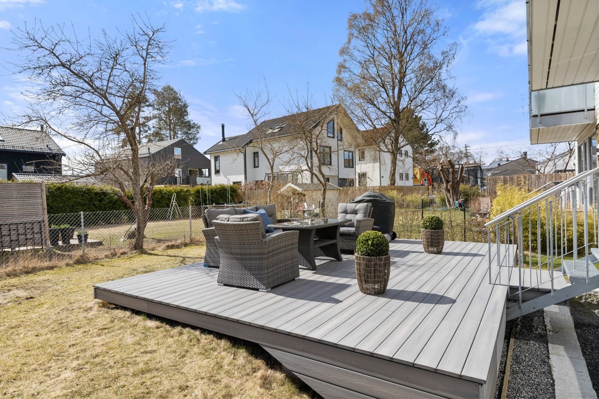 Sydvendt terrasseplatting på ca. 26,5 m² og hage. Galleribilde