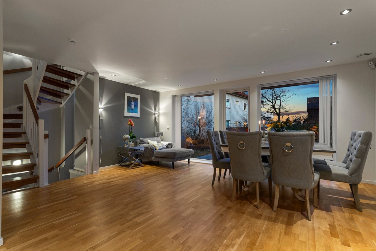 Kveldsstemning stue/kjøkken 1.etasje. Galleribilde