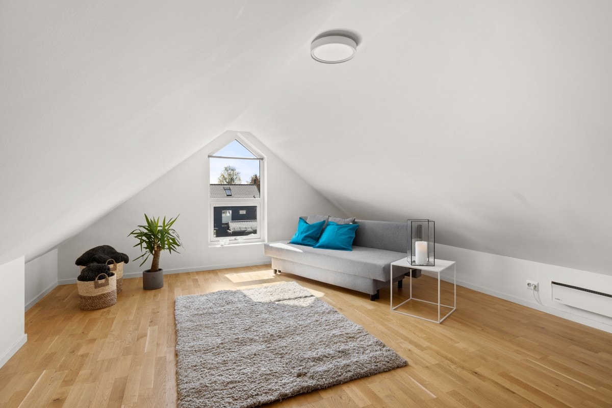 Loftet har en gulvflate på ca. 45 m² (kun 22 m² målbart grunnet skråtak) - her er det med andre ord masse "bonusareal". Galleribilde