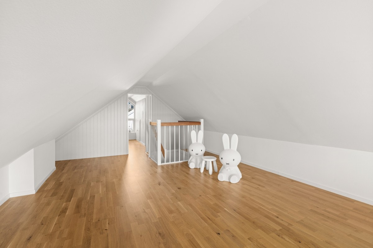 Loft med takhøyde på ca. 202 cm på midten. Galleribilde