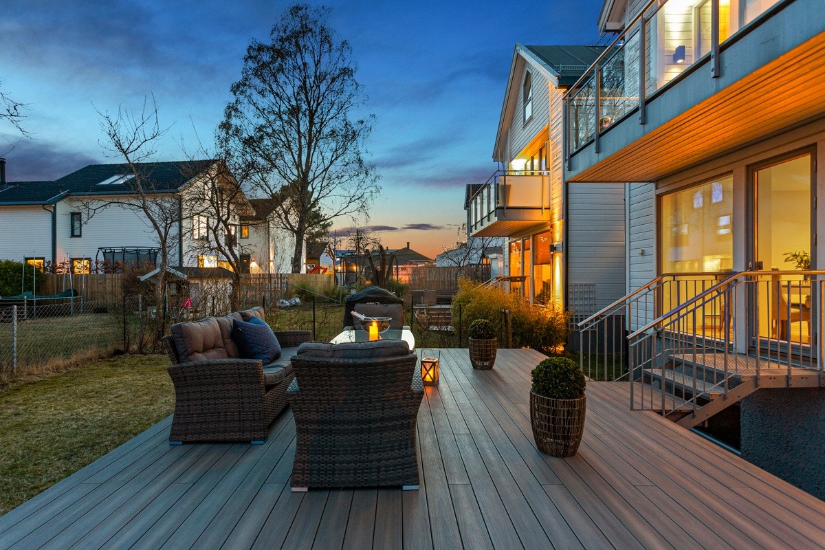 Kveldsstemning terrasse og hage. Galleribilde