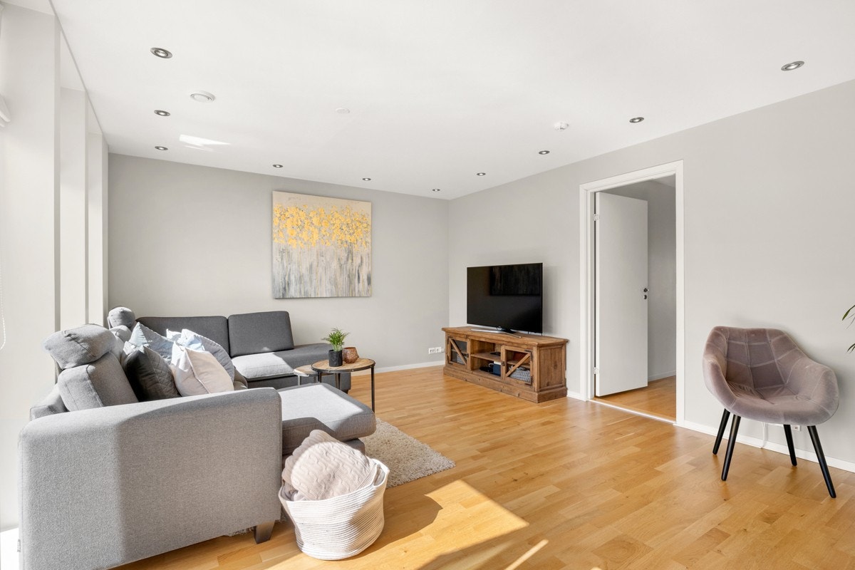 Stuen har downlightsbelysning med dimmefunksjon som gir en koselig stemning kveldstid. Galleribilde