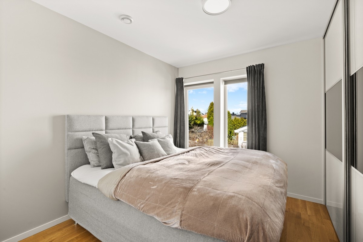 Soverom 1 av 3 i 2.etasje med stor garderobe. Galleribilde