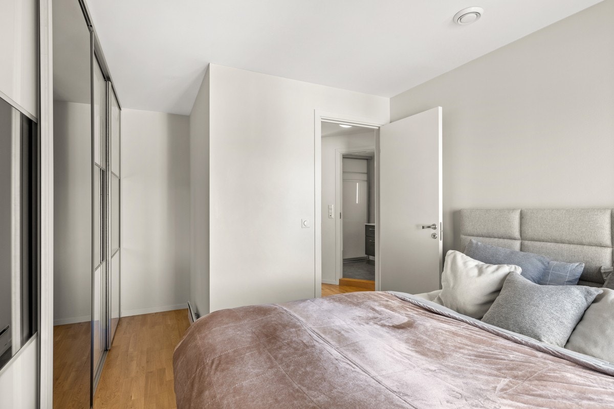 Soverom 1 av 3 i 2.etasje med stor garderobe. Galleribilde