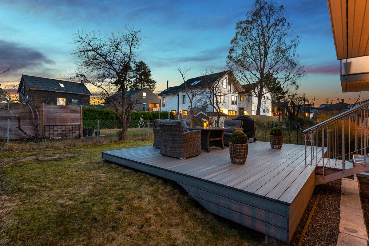 Kveldsstemning terrasse og hage. Galleribilde