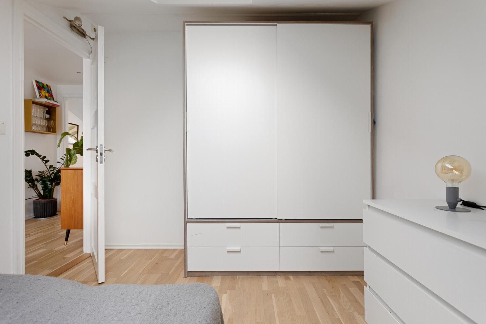 Det er satt inn en romslig garderobeløsning for oppbevaring av klær. Galleribilde