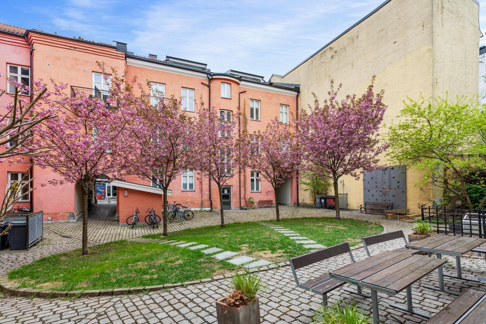 Bakgården i Rosteds gate 3 er parkmessig opparbeidet. Galleribilde