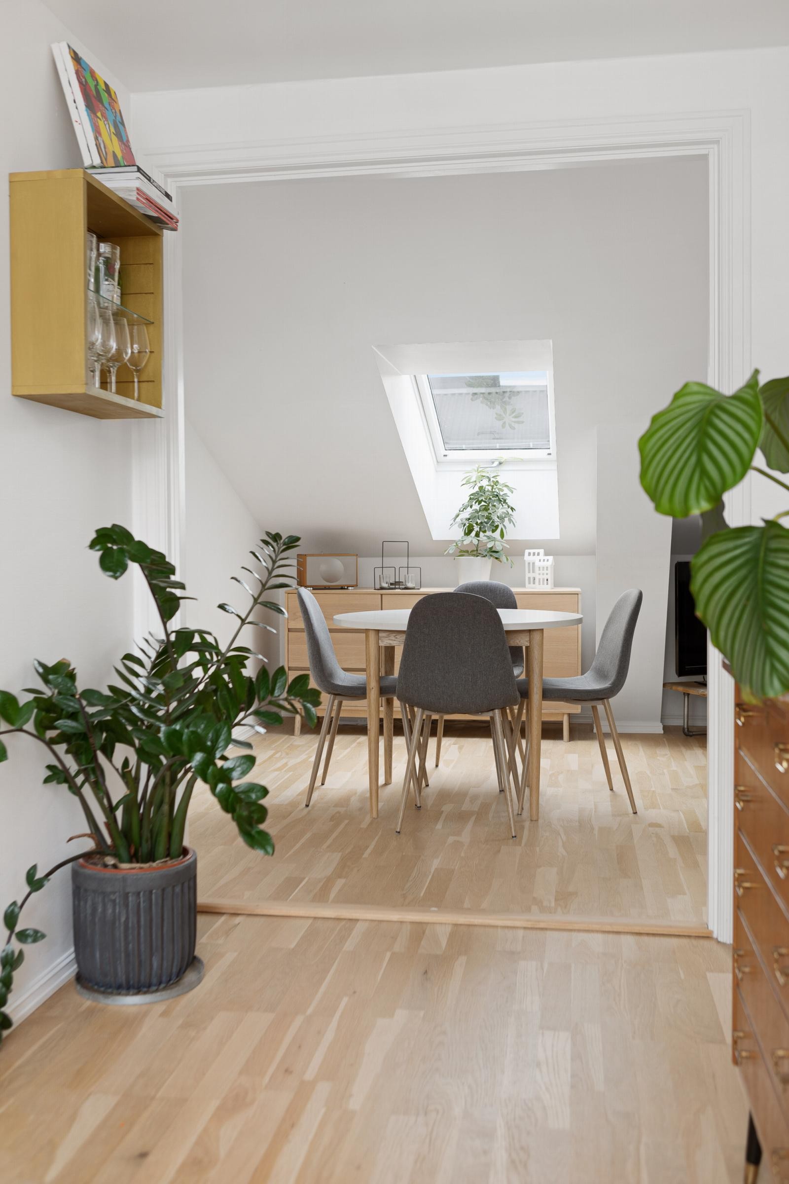 Fra kjøkkenet har man videre adkomst til stuen. Galleribilde