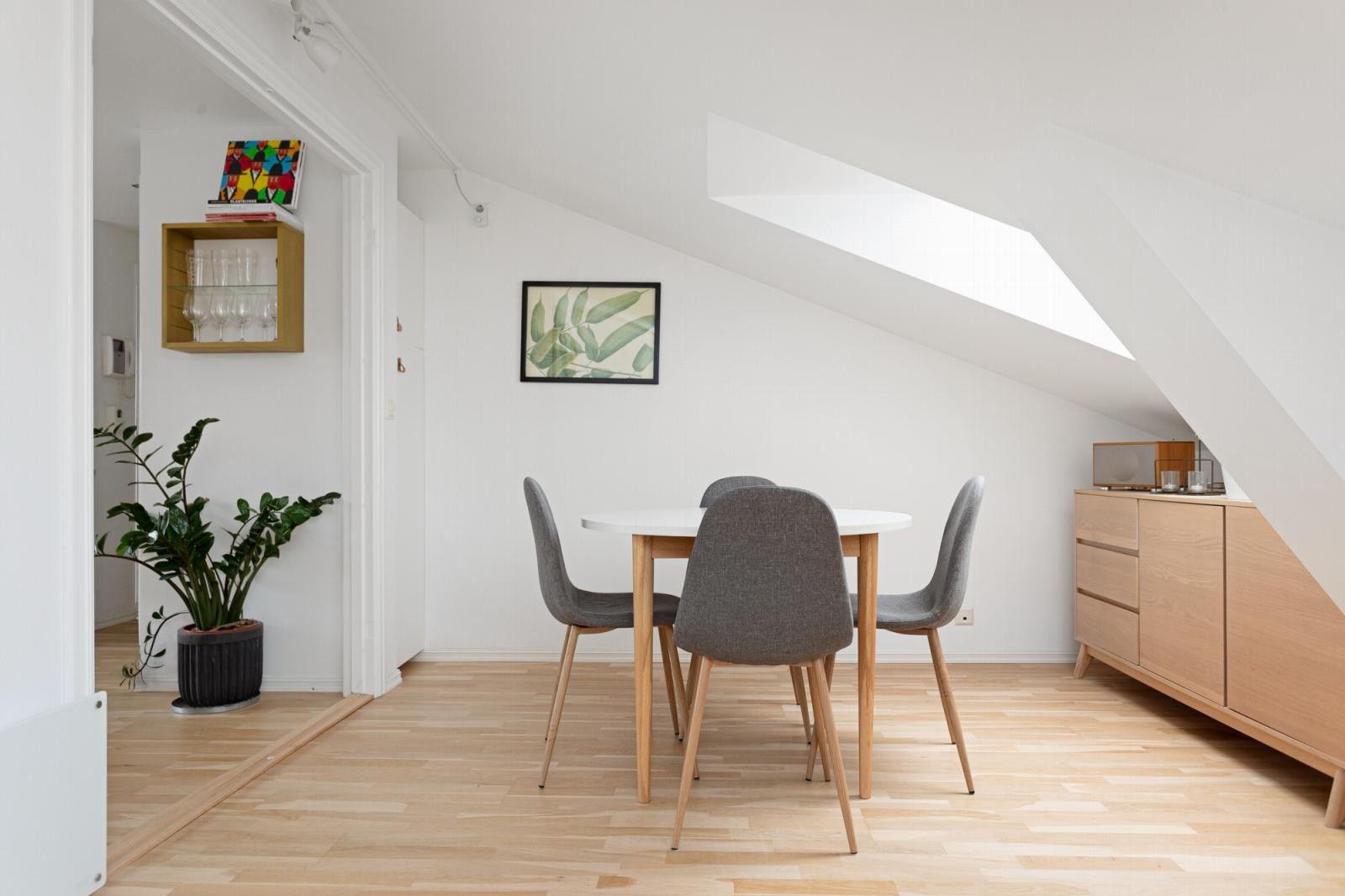 På stuen er det plass til både spisestue og sofagruppe. Galleribilde