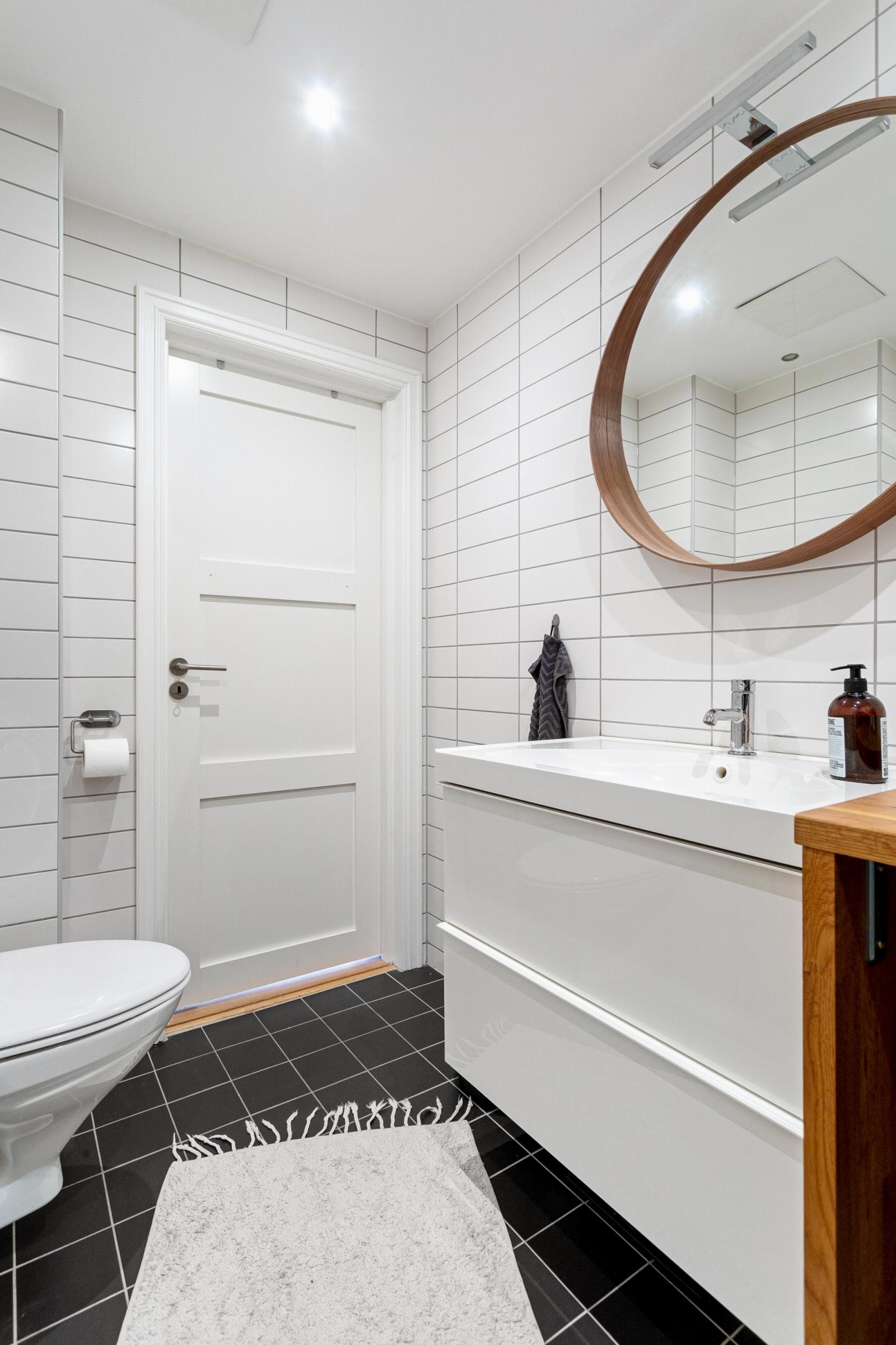 Ellers er det varme i gulv og downlights i tak. Galleribilde