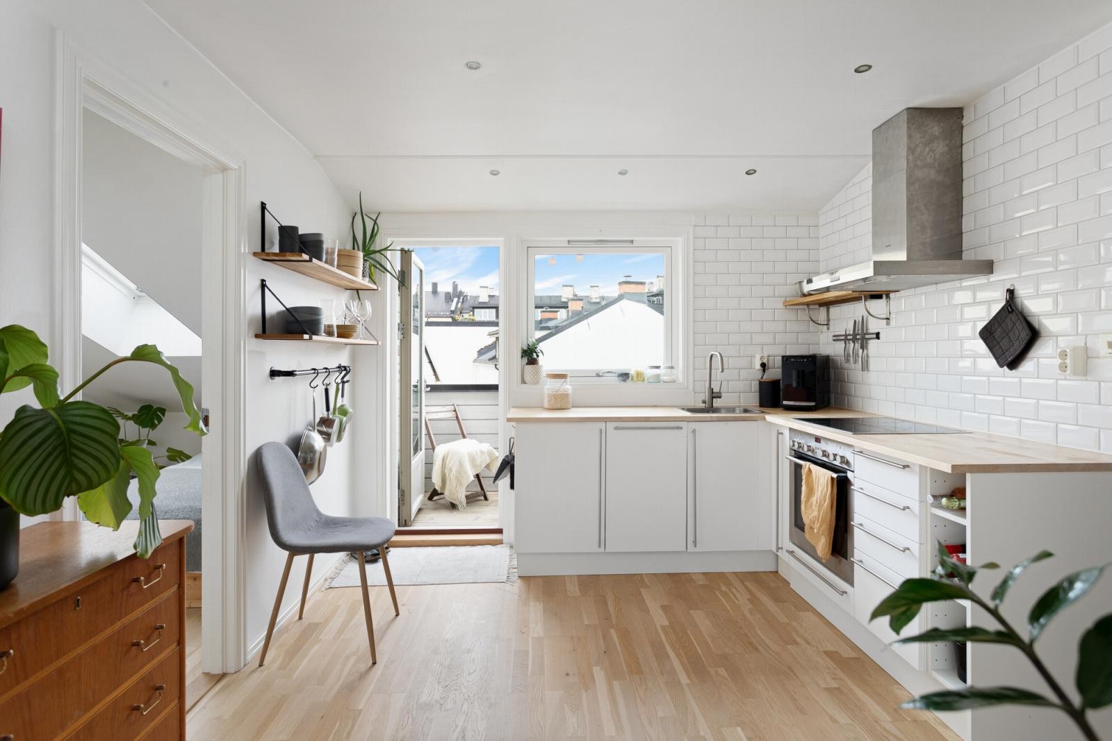 På kjøkkenet er det store vinduer som slipper inn rikelig med dagslys. Det er satt inn dowinlights i tak som kan dimmes. Galleribilde