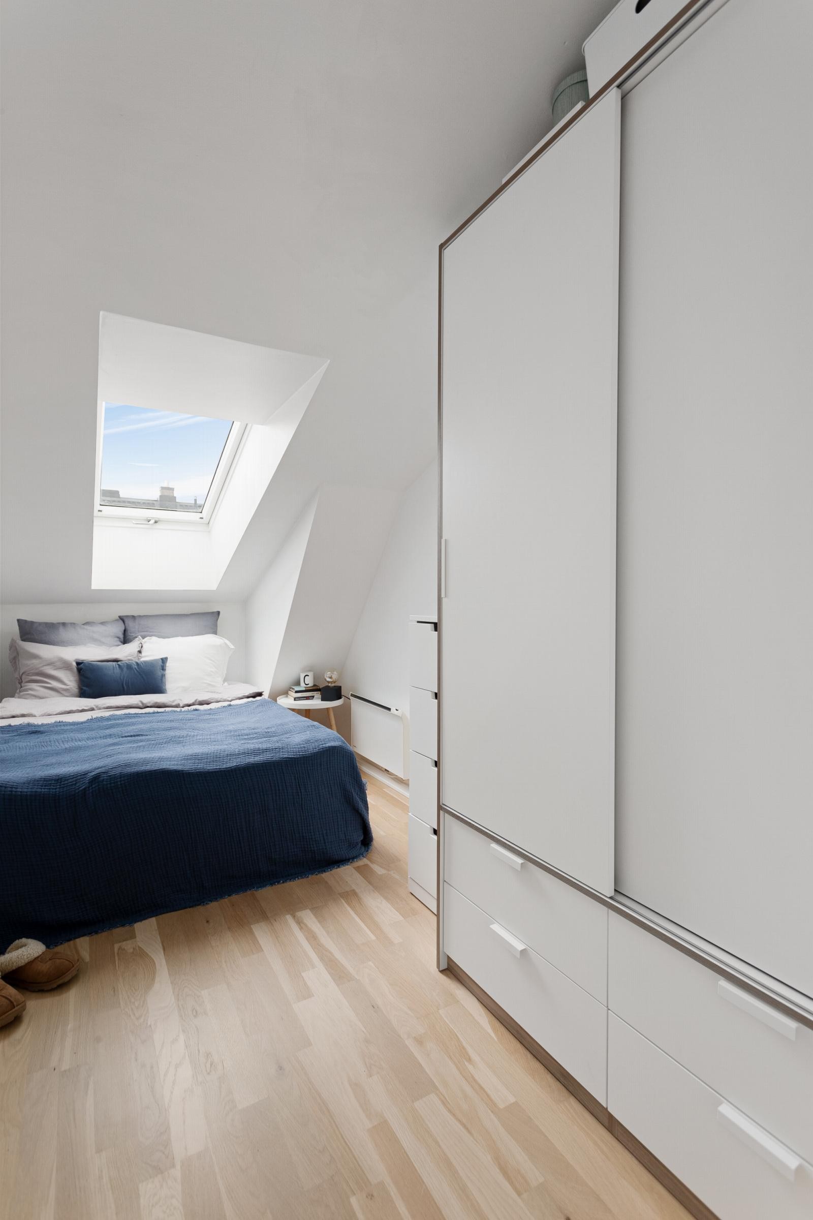 Også på gjesterommet er det satt inn en romslig garderobeløsning. Galleribilde