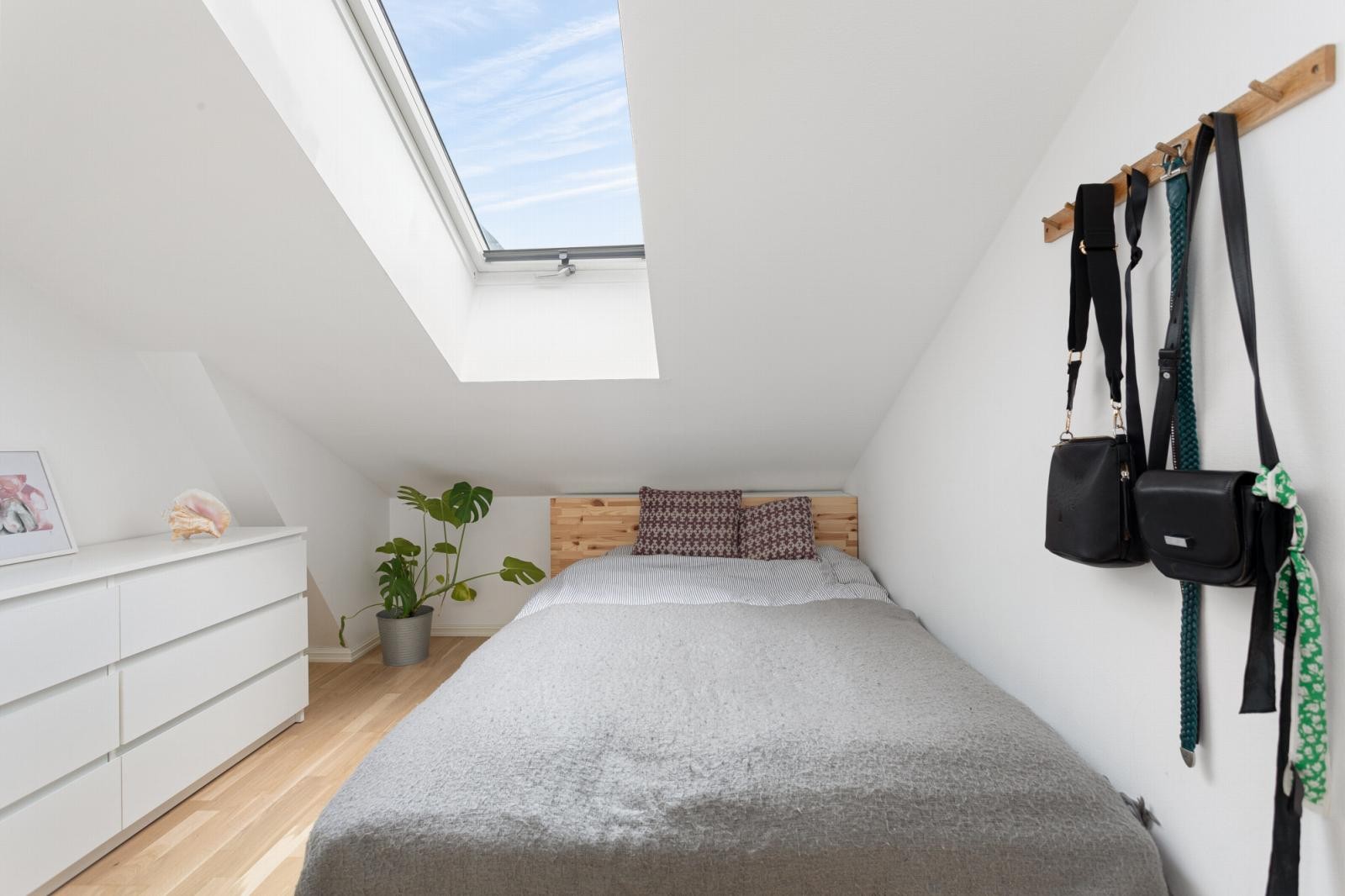 Hovedsoverommet er av fin størrelse med plass til dobbeltseng og tilhørende møblement. Galleribilde