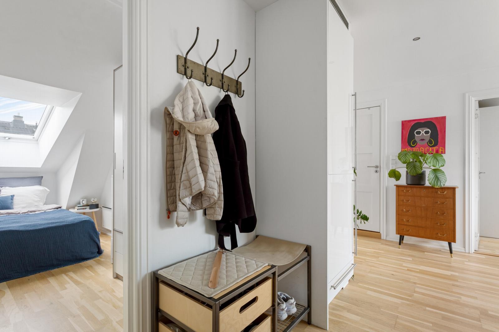 I tilknytning til entreen er det plass til å henge fra seg diverse yttertøy. Galleribilde