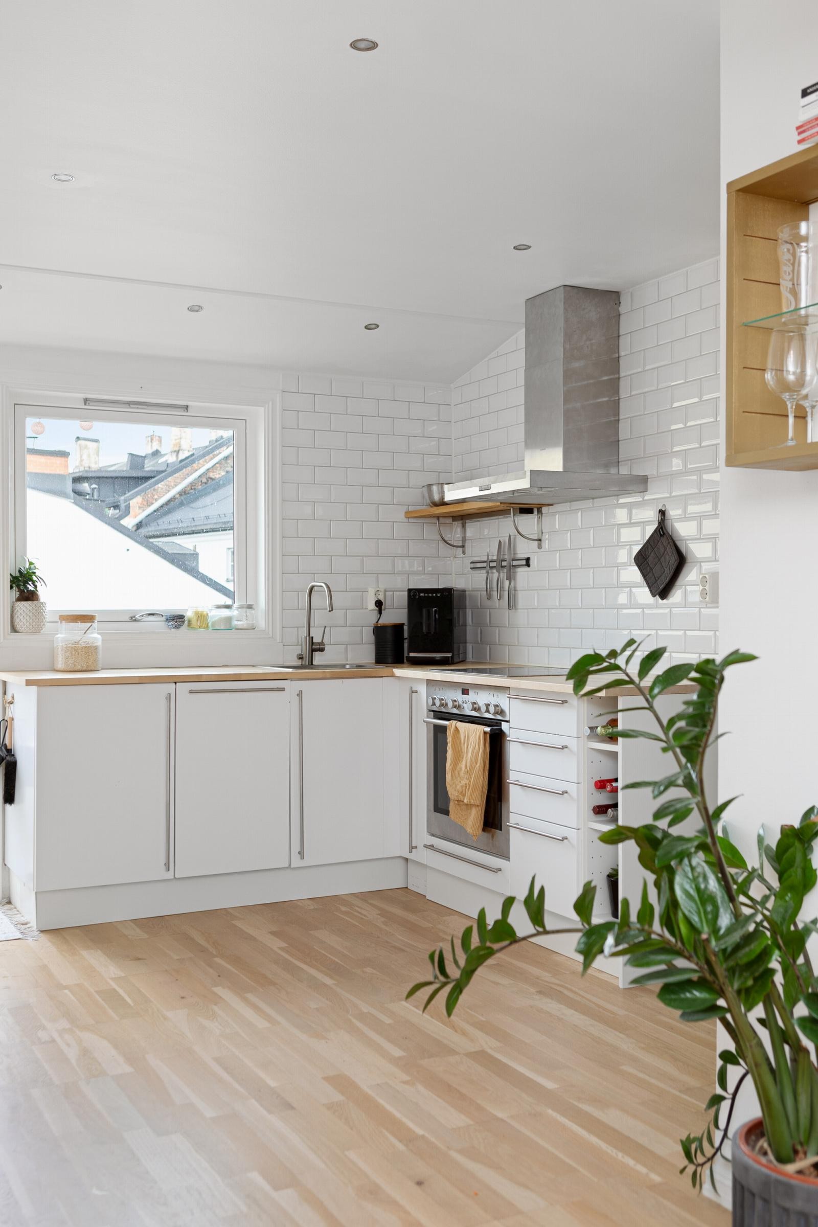 Kjøkkenet har moderne integrerte hvitevarer som medfølger i salget. Galleribilde