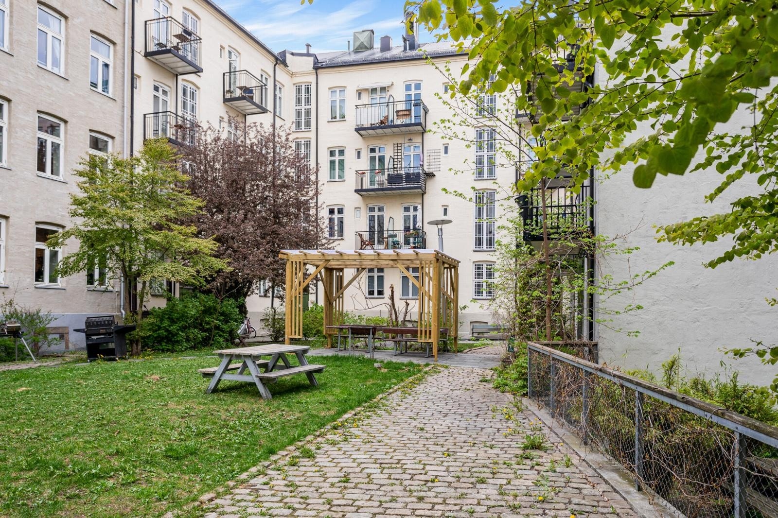 Bakgård. Galleribilde