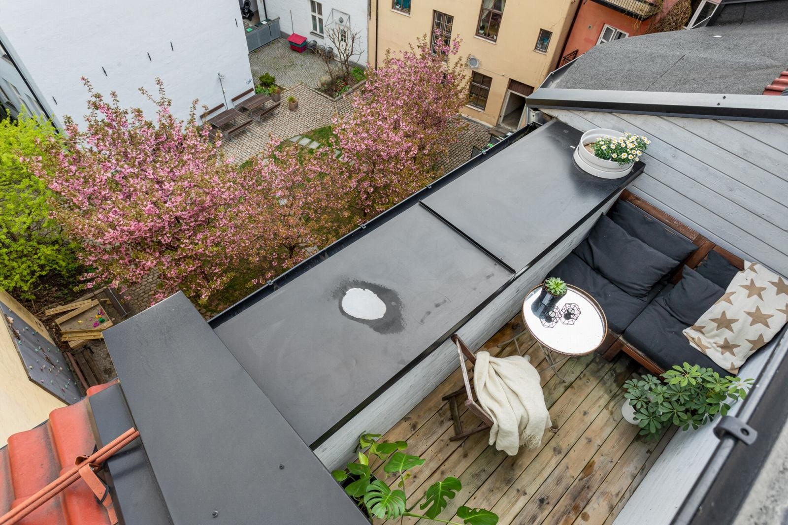 Fra takterrassen har man utsyn mot en parkmessig bakgård. Denne må oppleves! Galleribilde