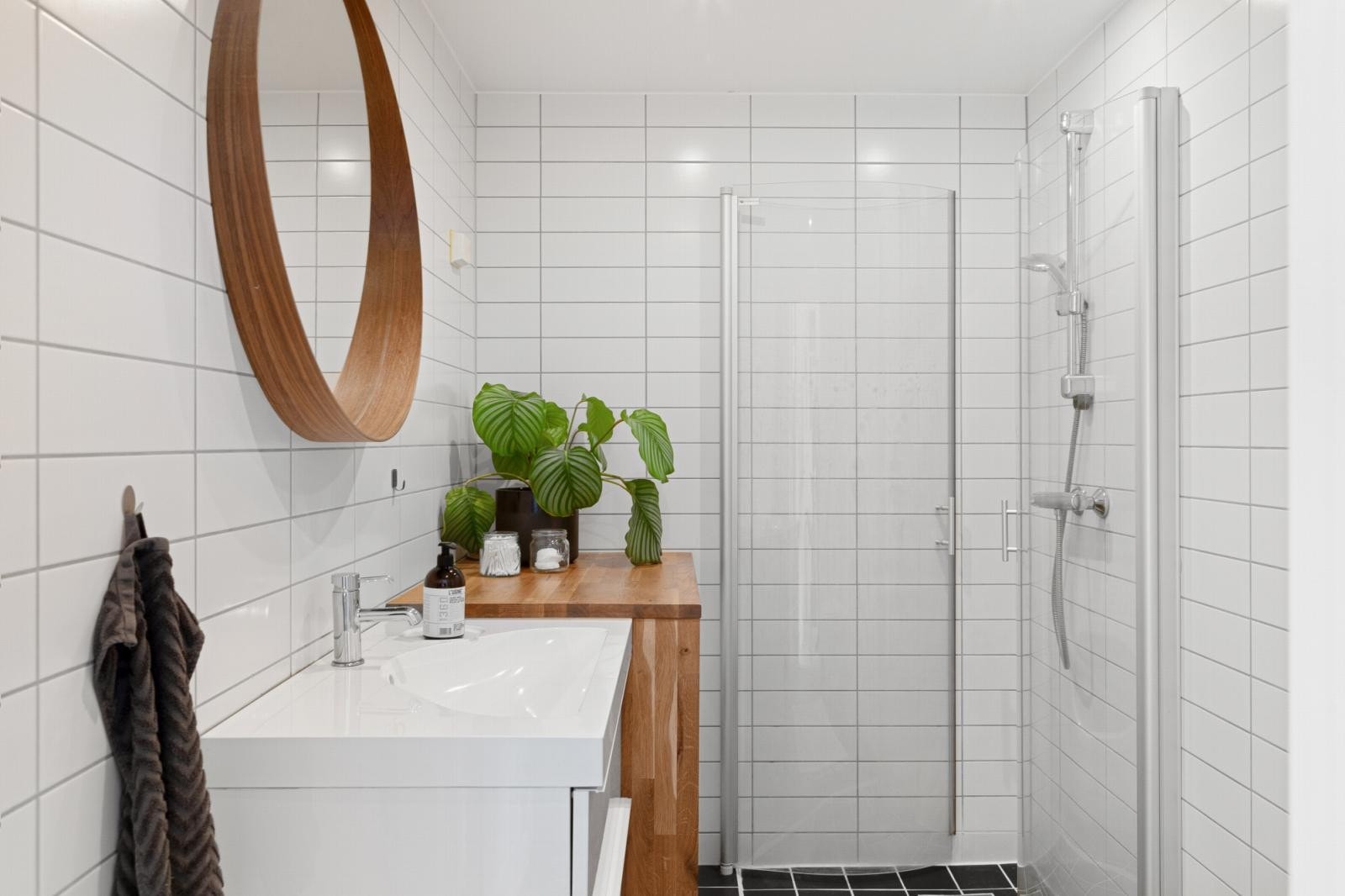 Stilrent og pent flislagt bad med alle nødvendigheter. Galleribilde