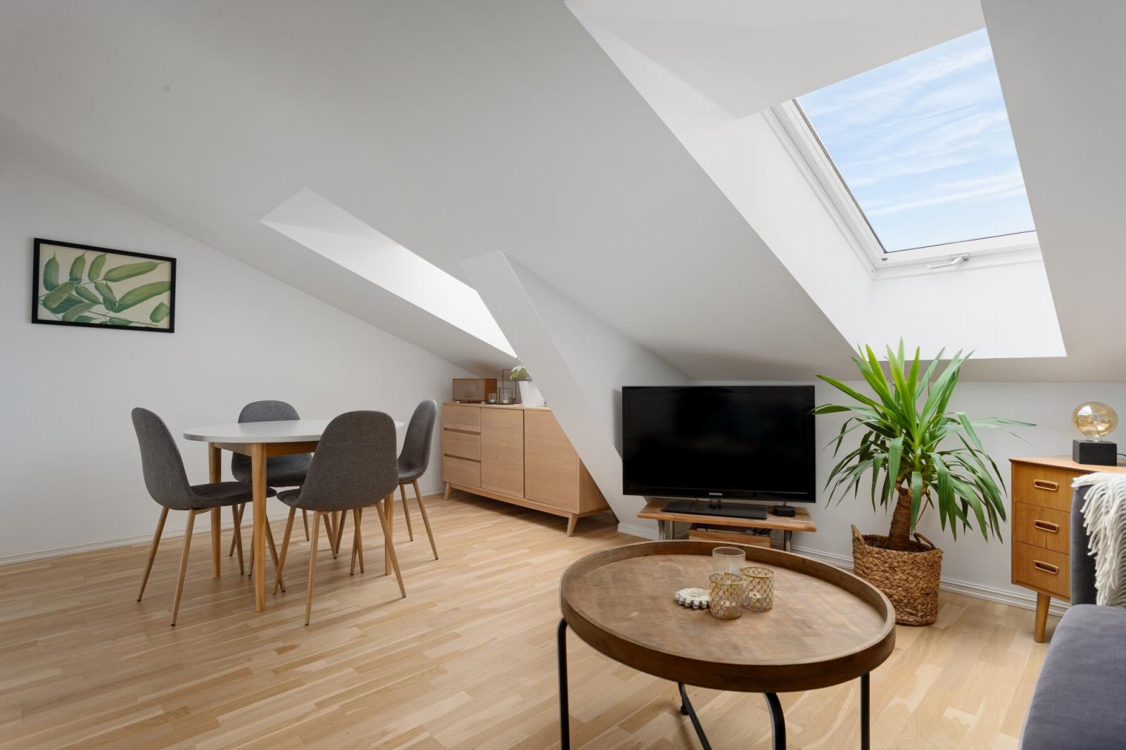 Leiligheten har store takvinduer som slipper inn godt med dagslys. Vinduene har integrert lysskjeming. Galleribilde