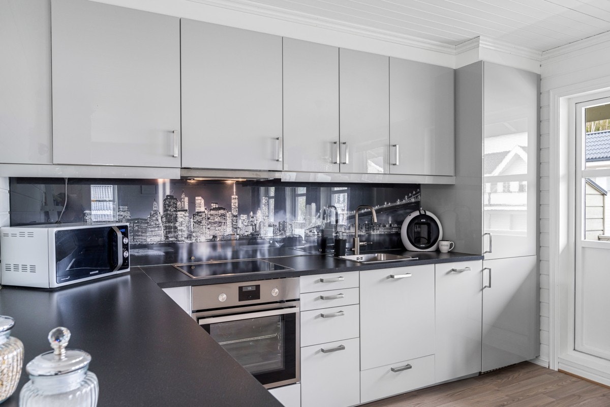 Lekkert Ikea kjøkken med glatte fronter i grå utførelse Galleribilde