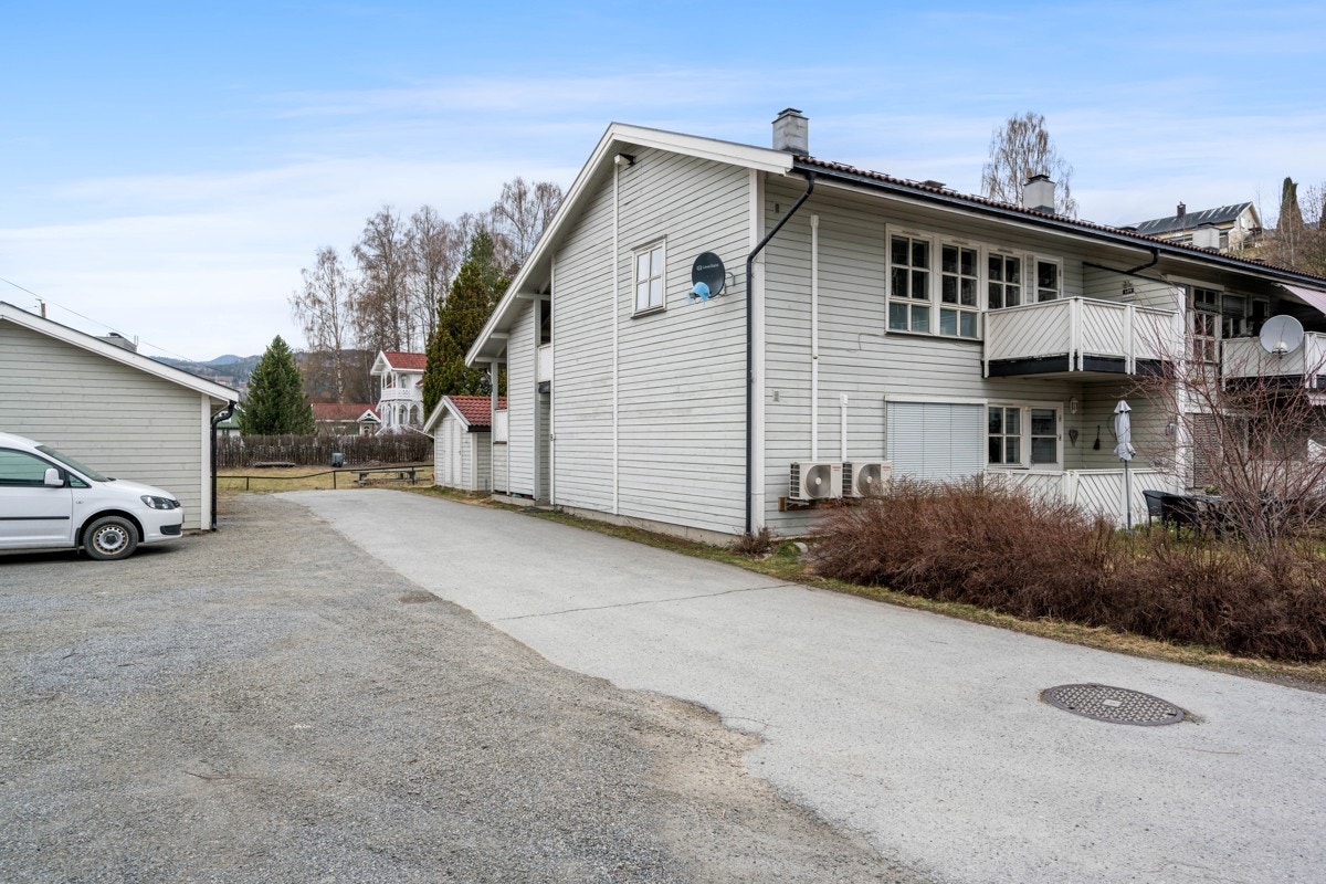 Det medfølger en garasjeplass samt en biloppstillingsplass Galleribilde