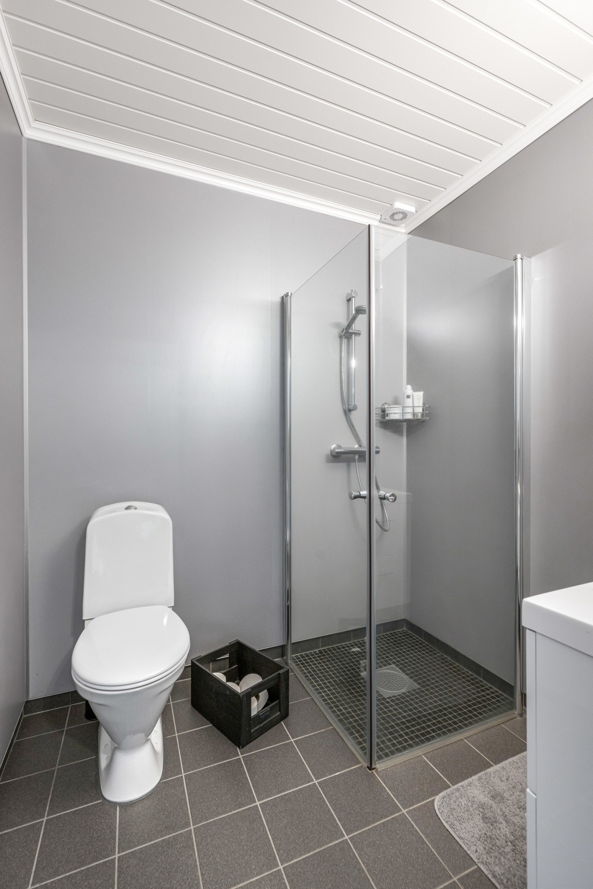 Badet er totaloppusset med fliser og varme i gulv Galleribilde