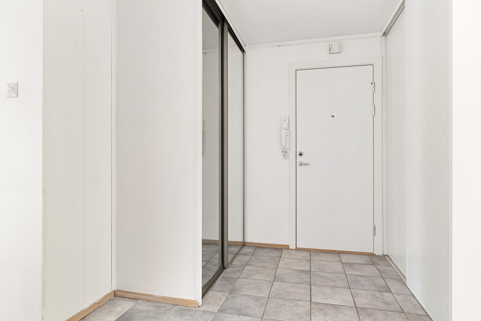 Romslig skyvedørsgarderobe med speildører i entréen. Galleribilde